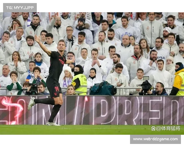 皇马一场比赛连吃三张红牌，纪律问题引关注。